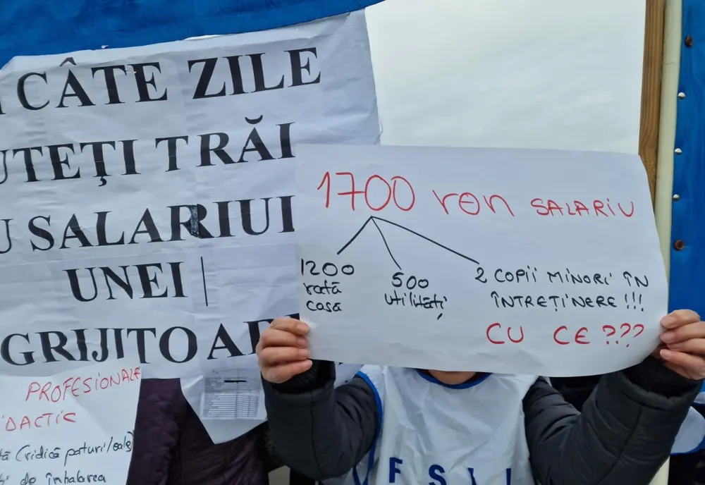 ÎNGHEȚAREA SALARIILOR ÎI SCOATE PE PROFESORI ÎN STRADĂ: „NE-AU TĂIAT SPORURILE, NE-AU TĂIAT INDEMNIZAȚIILE”