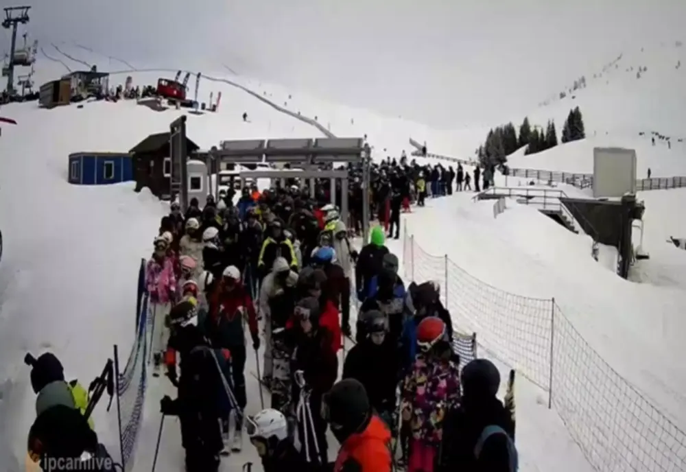Pârtiile de la Sinaia, luate cu asalt de turiști, în prima zi a vacanței elevilor șI Valentine's Day. Nu mai sunt locuri în parcare - FOTO