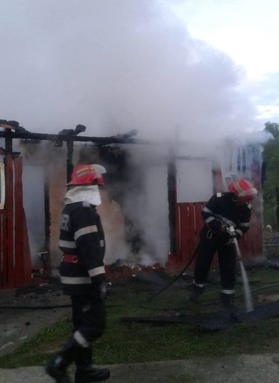 A vrut să-și igienizeze cotețele de păsări, dar și-a incendiat gospodăria