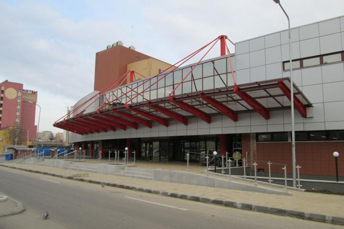 Lucrările de amenajare a parcării pieței agroalimentare, la final. Strada Simion Oros, deschisă circulației rutiere