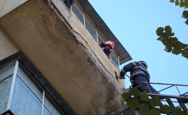 La Zalău: cade tencuiala de pe blocuri!