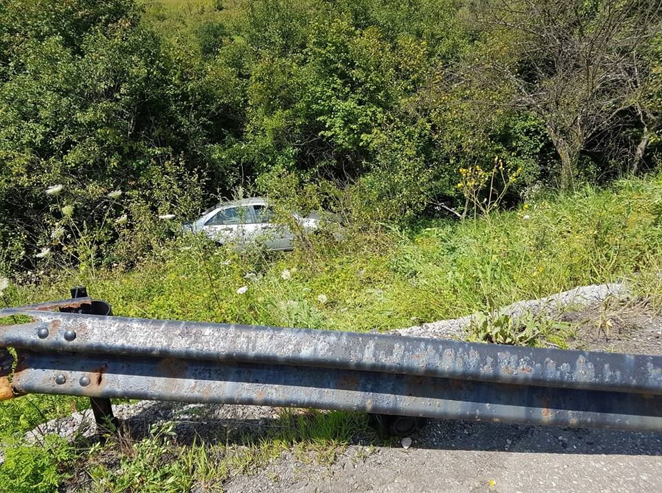 O șoferiță de 18 ani a ajuns cu mașina în...pădurice