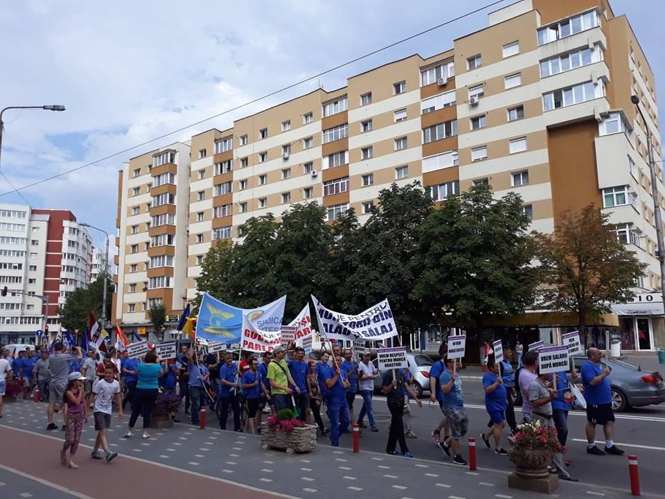 Sute de angajaţi ai unei multinaţionale şi-au strigat astăzi nemulţumirile în stradă