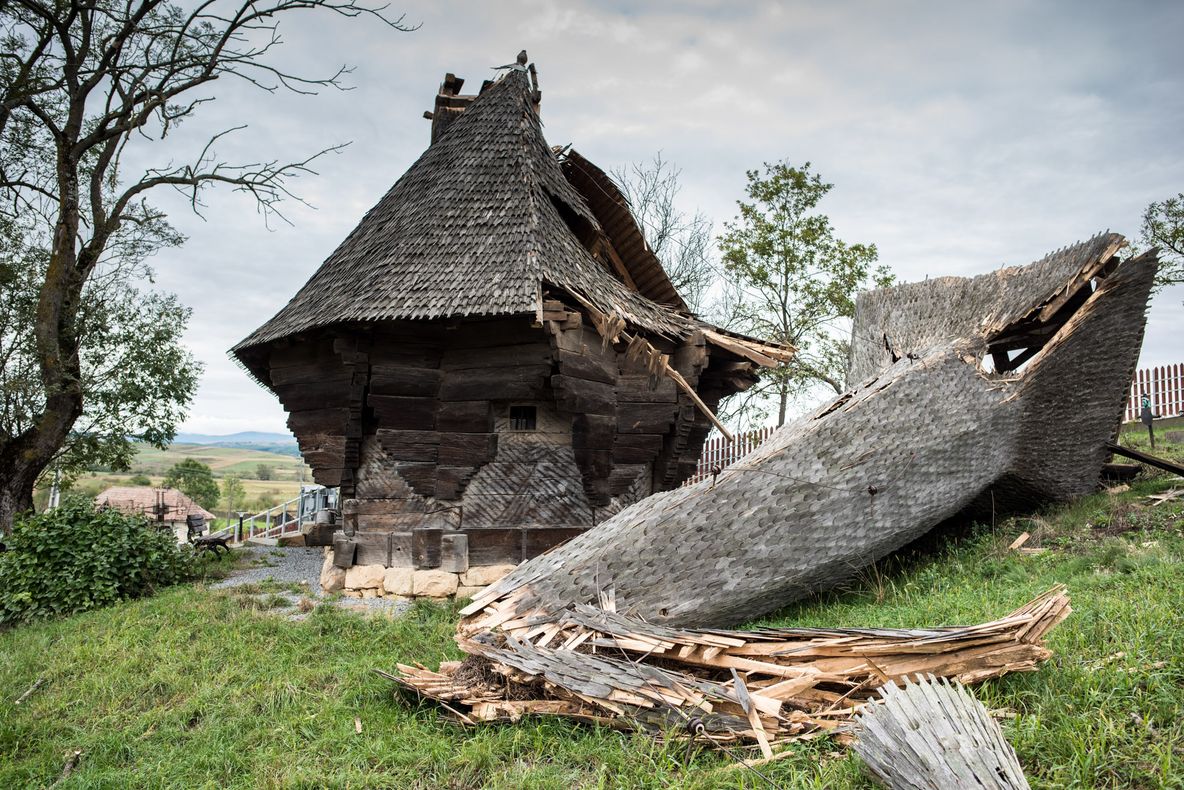 Bisericile din lemn, afectate de intemperii, ar putea fi restaurate cu bani de la Guvern