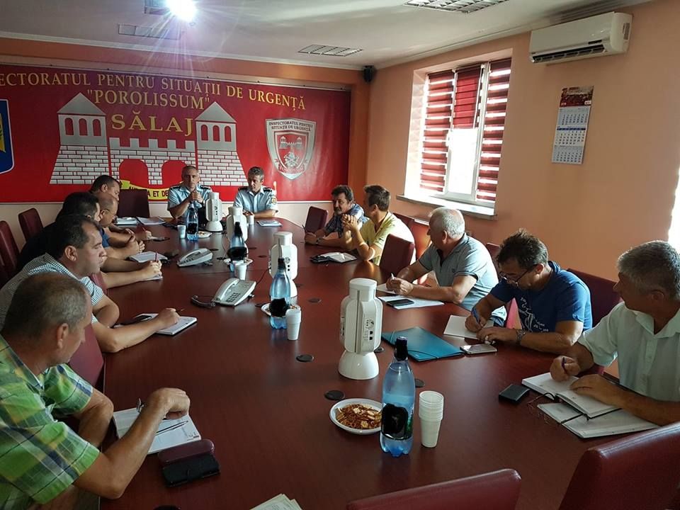 Reprezentanţii Comitetelor Locale pentru Situaţii de Urgenţă, instruiţi de pompieri