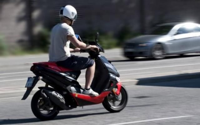 Circula beat, fără permis şi cu un moped neînmatriculat