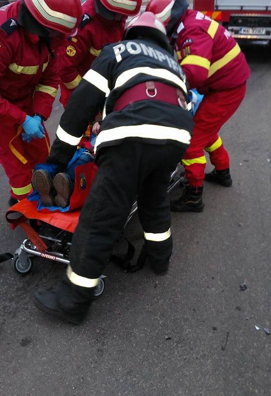 Accident între Moigrad și Mirșid. Șoferul unui autocamion, descarcerat de pompieri
