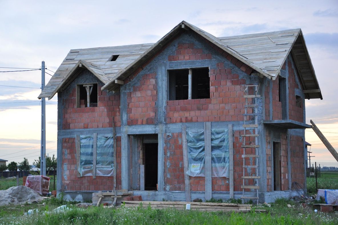 Casă în flăcări de la un conductor improvizat