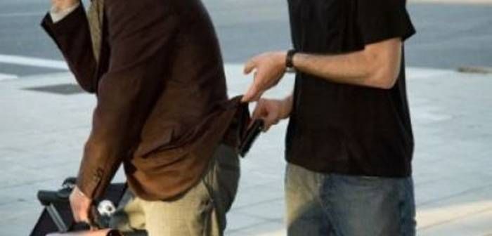 Un pensionar a rămas şi fără bani şi fără acte, în plină zi, pe stradă. Ce metodă a folosit hoţul