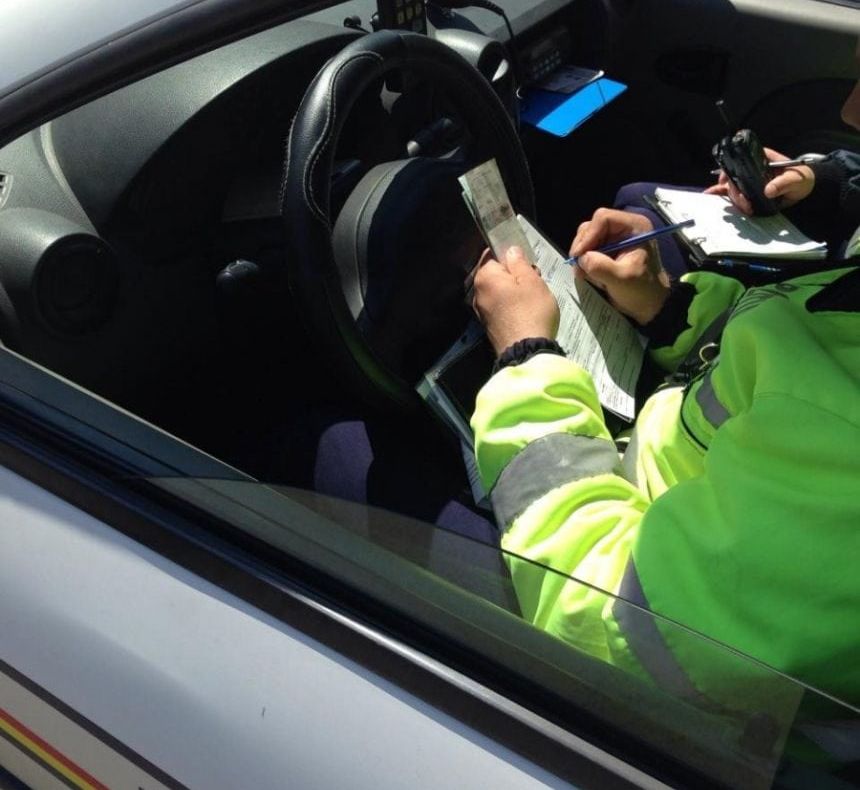 Au trecut pe roşu şi au rămas fără permise de conducere