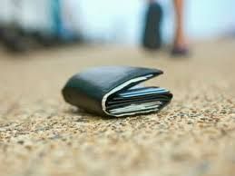 A găsit un portofel plin cu bani şi l-a adus la Poliţie