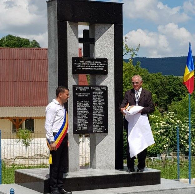 Mulţi ştiu, puţini cunosc. Eşarfa tricoloră, semnul distinctiv al primarului,  se poartă peste costum