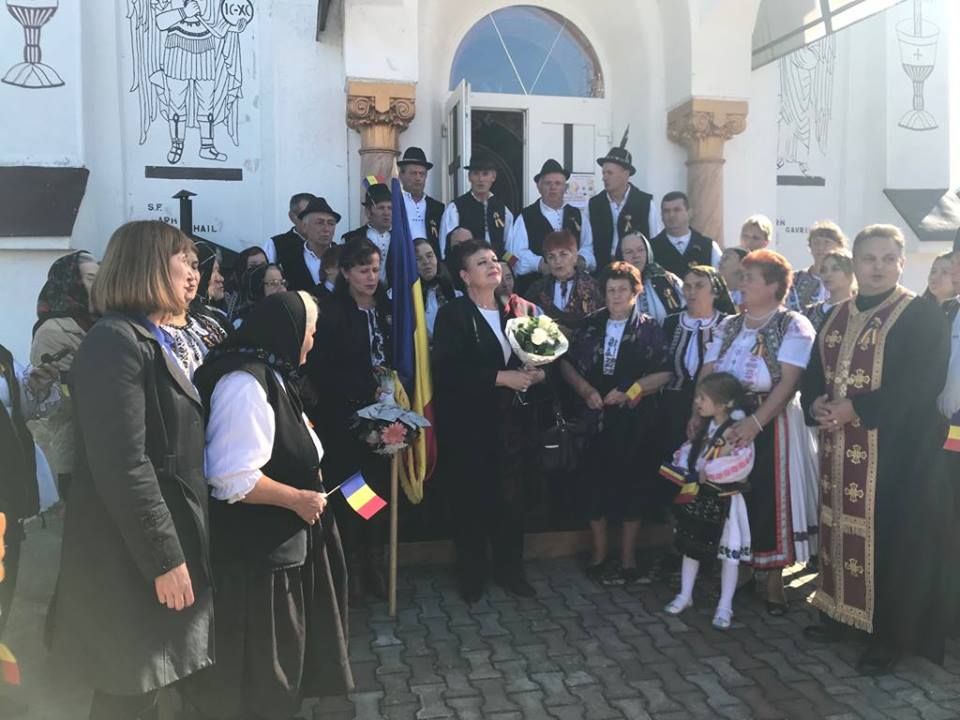 ''Caravana Unirii'' - la Meseșenii de Jos. Comunitatea, alături de interpreta de muzică populară Angela Buciu, a cinstit memoria eroilor