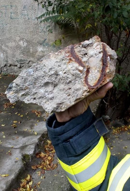 Zălăuani, atenție! Cade tencuiala de pe blocuri!