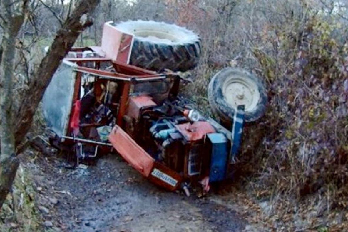 Tragedie într-o pădure din Nadiş. Un bărbat, strivit de tractorul pe care-l conducea
