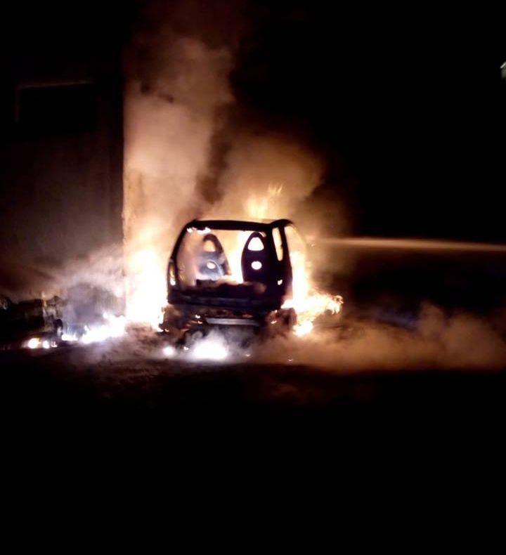 Un autoturism a fost cuprins de flăcări pe o stradă din Zalău. Incendiul s-a extins și la alte autoturisme