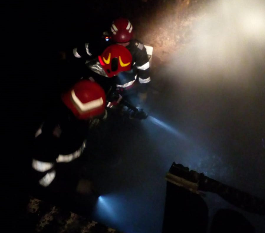 O familie din Zalău s-a trezit cu casa în flăcări în toiul nopţii