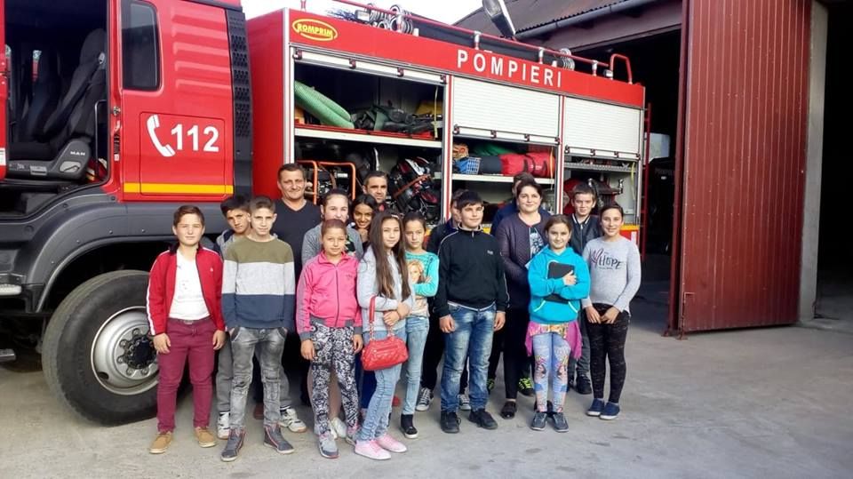 ''Școala altfel'': Elevii de la Școala Sâg, în vizită la pompieri