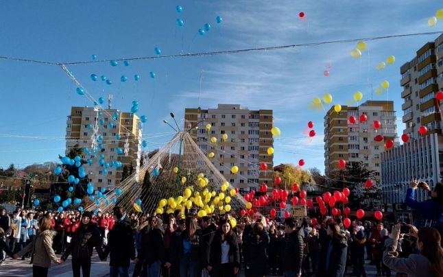 În centrul oraşului: elevii zălăuani au lansat baloane în culorile tricolorului