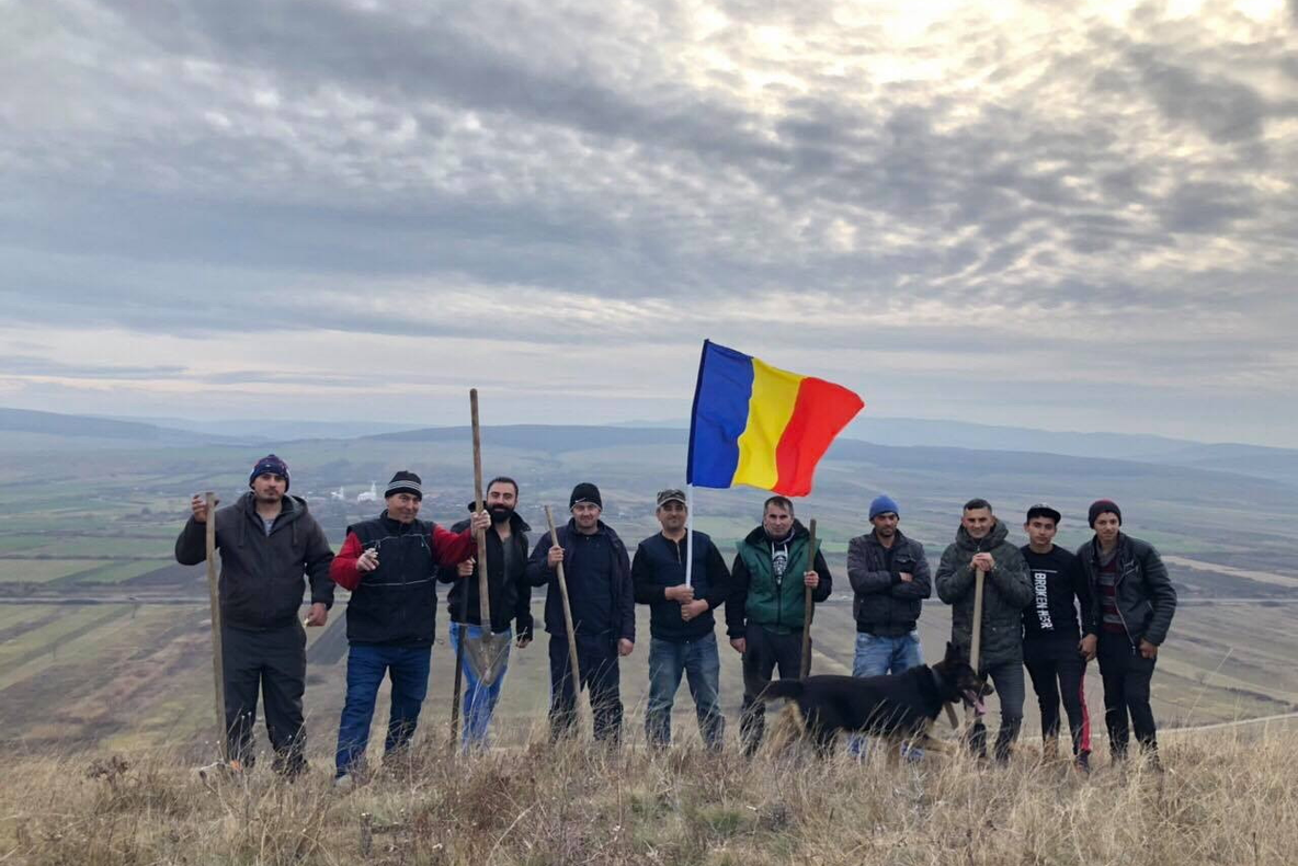 De Centenar: un nou eveniment inedit la Sălăjeni. Un grup tineri creează conturul hărţii României Mari prin plantarea a 100 de arbori