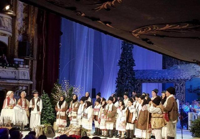 Copiii din Ansamblul ”Barcăul” au colindat pentru toată țara