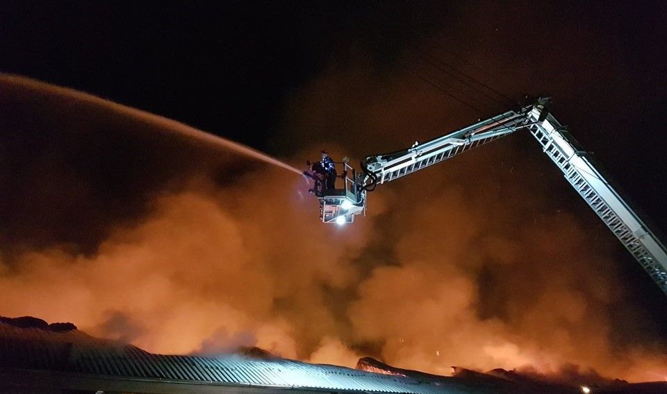 Acoperişul unei case din Crişeni, cuprins de flăcări