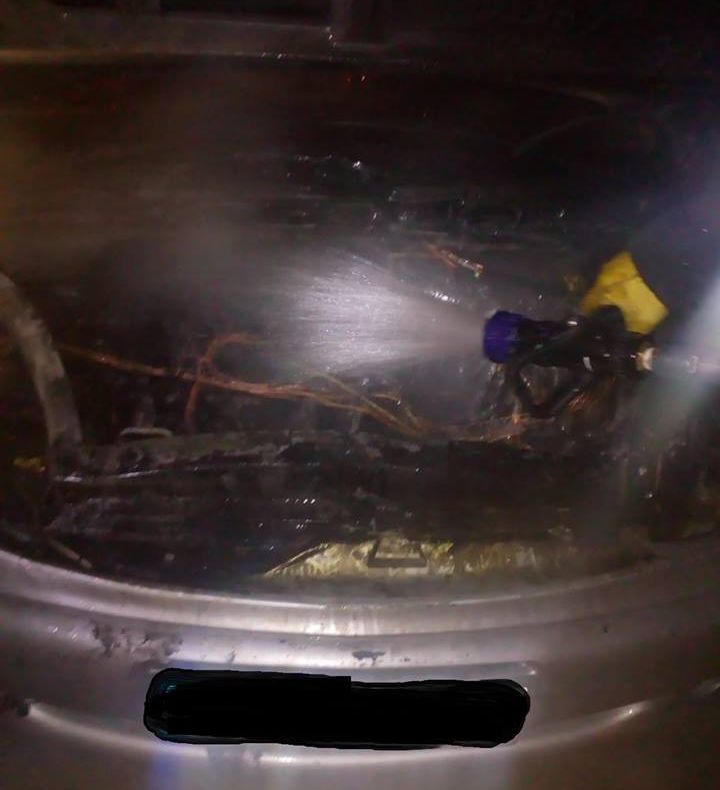 Incendiu în Pustă Vale. Un autoturism, distrus de flăcări