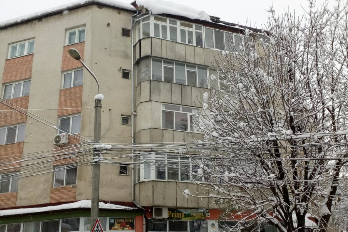 Pompierii, în luptă cu zăpada. Intervenţii pe bandă rulantă