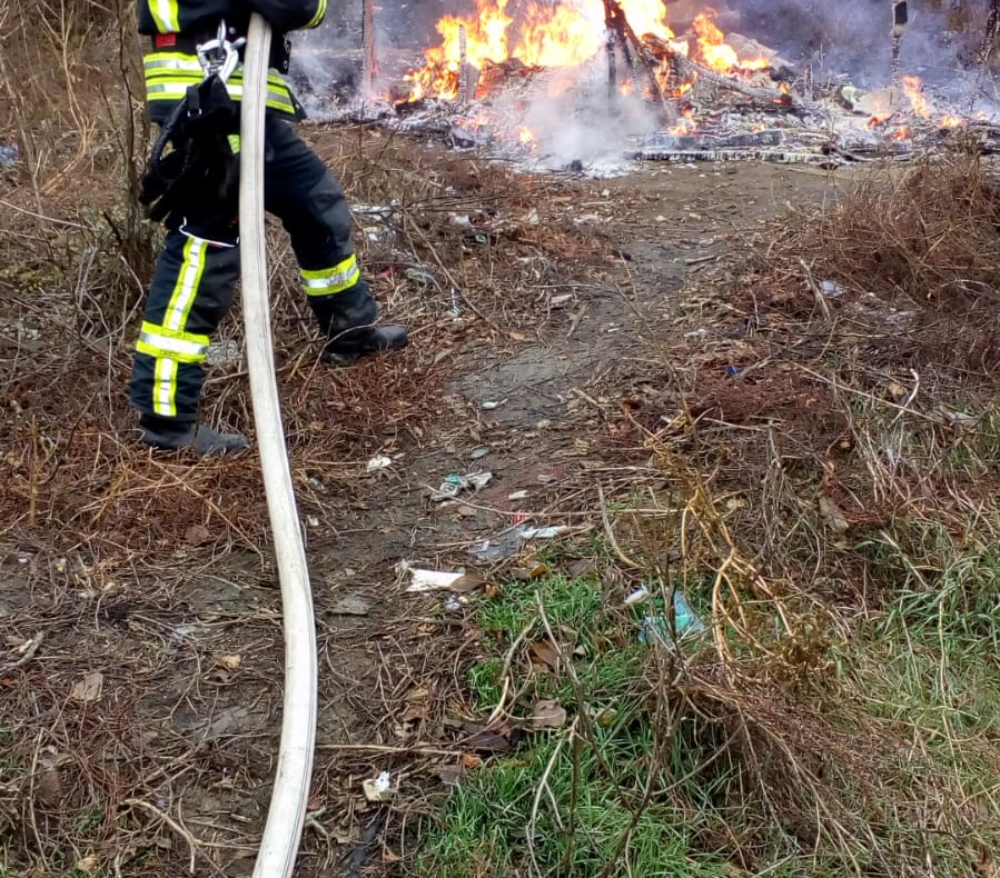 O colibă din livada Meseș, distrusă de flăcări