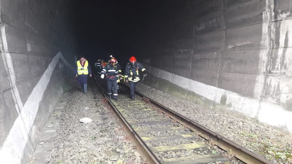 Pompierii din Sălaj și Cluj au simulat un incendiu într-un tunel de cale ferată. Conductorul și mecanicul  unui tren,  intoxicați cu fum
