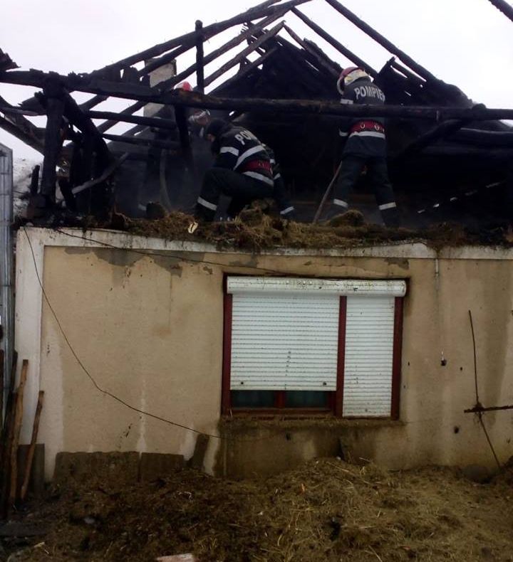 La Şimişna: Gospodărie distrusă de flăcări din cauza unui coş de fum deteriorat