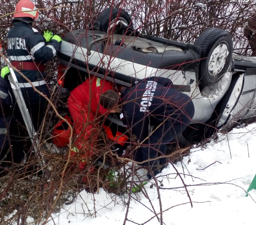 La ieşirea din Sălaj spre Maramureş: accident cu trei persoane încarcerate