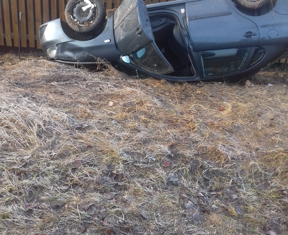 Accident la ieșire din Bobota. Autoturism, răsturnat în afara părții carosabile