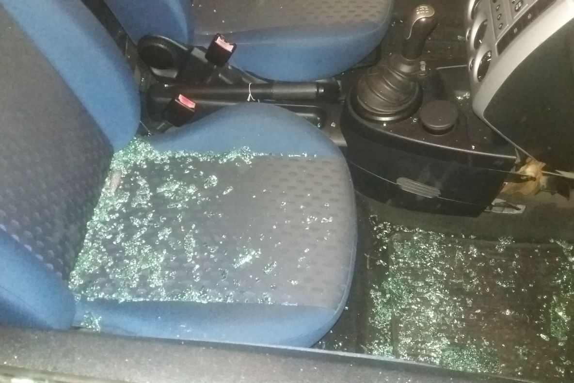 Infractori de mici. Doi minori, prinşi  în flagrant în timp ce au spart două autoturisme