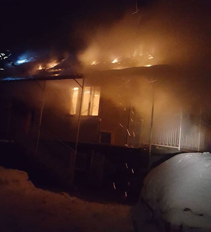 Foc în miez de noapte într-o gospodărie din Ulciug. Intervenţia pompierilor, îngreunată