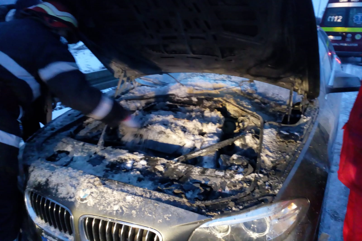 Duminică 13! Zi cu ghinion pentru un șofer. Autoturismul i-a luat foc