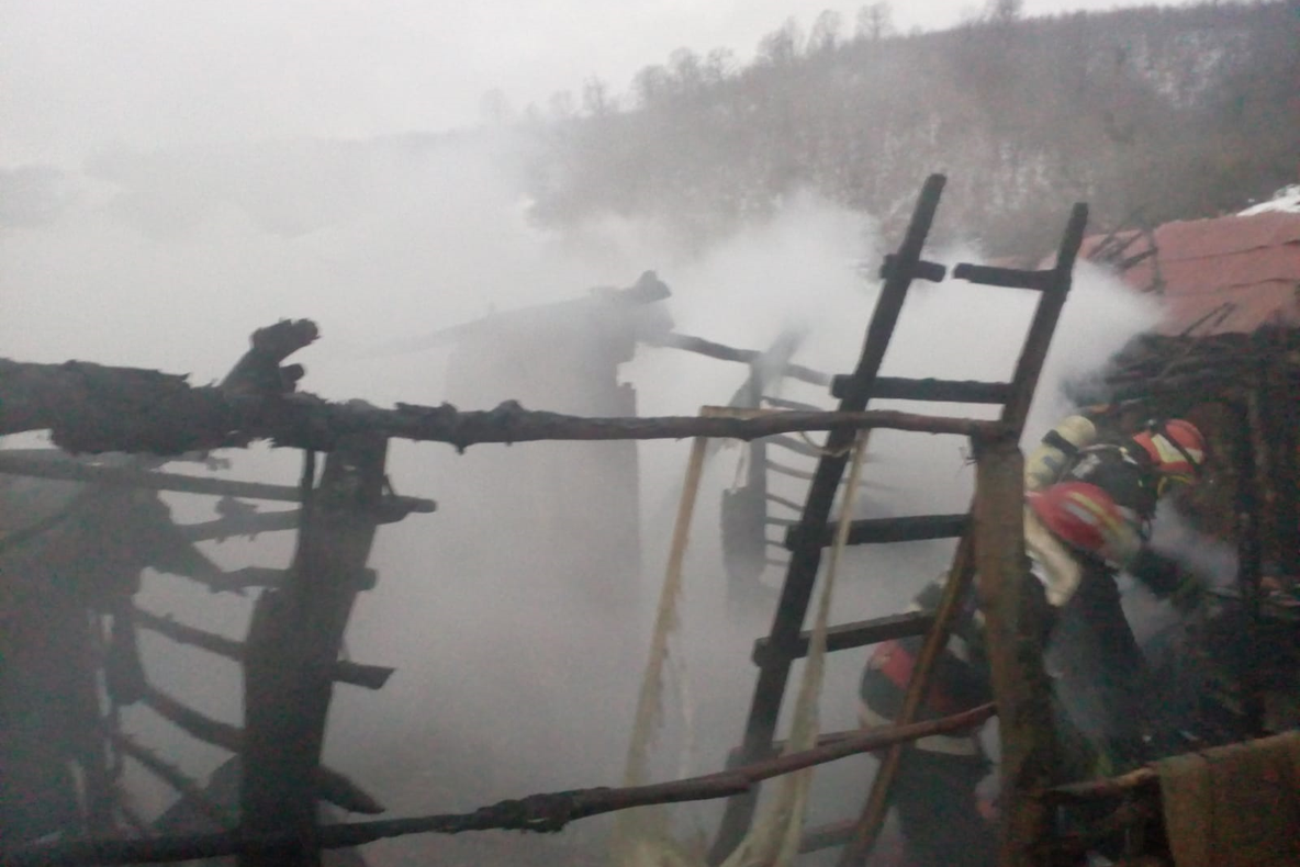 Incendiu la o casă din Jibou. Două imobile învecinate, afectate