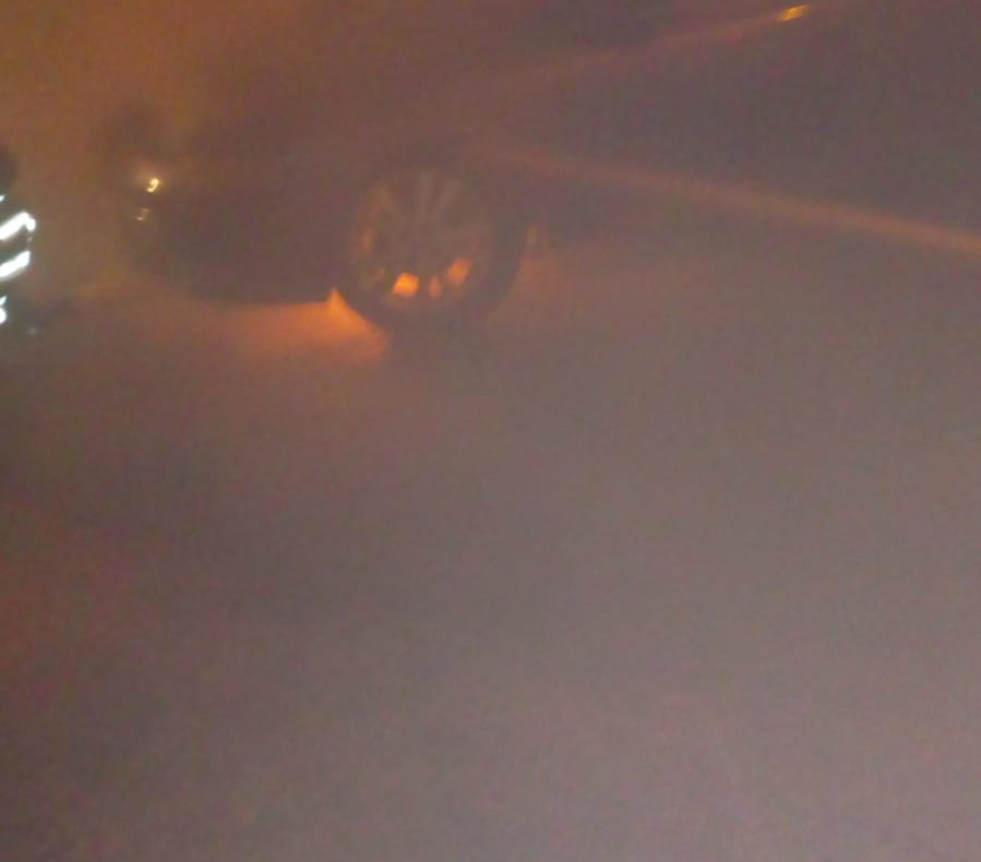 Foc la ceas de seară pe strada Torentului. Un autoturism, cuprins de flăcări