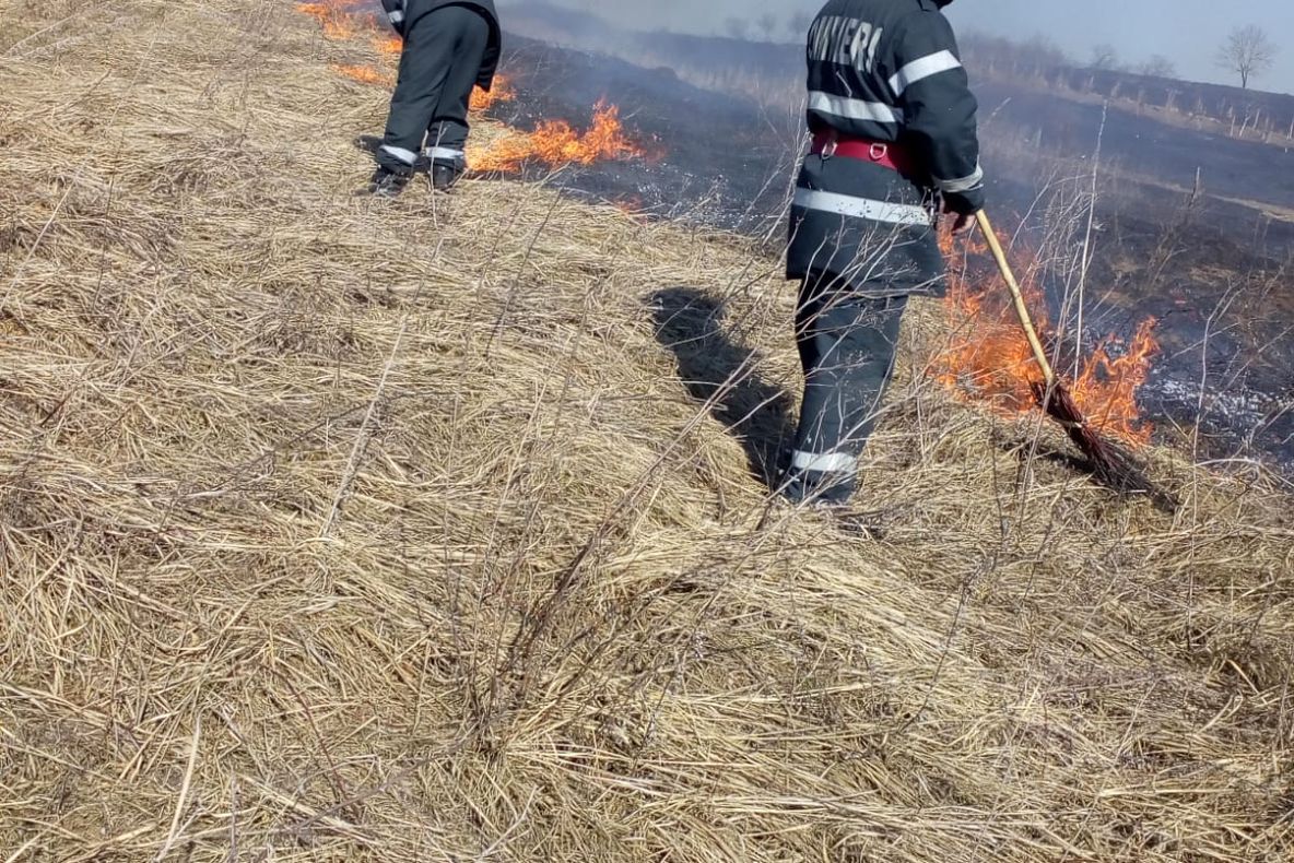 Au început incendiile de vegetaţie. Pompierii sălăjeni lucrează la ”foc continuu”