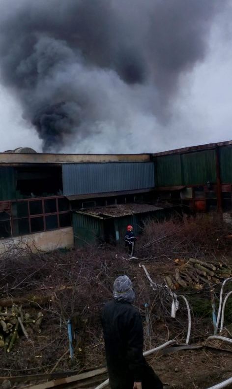 Pompierii, chemați să stingă un incendiu izbucnit la fosta fabrică Armătura