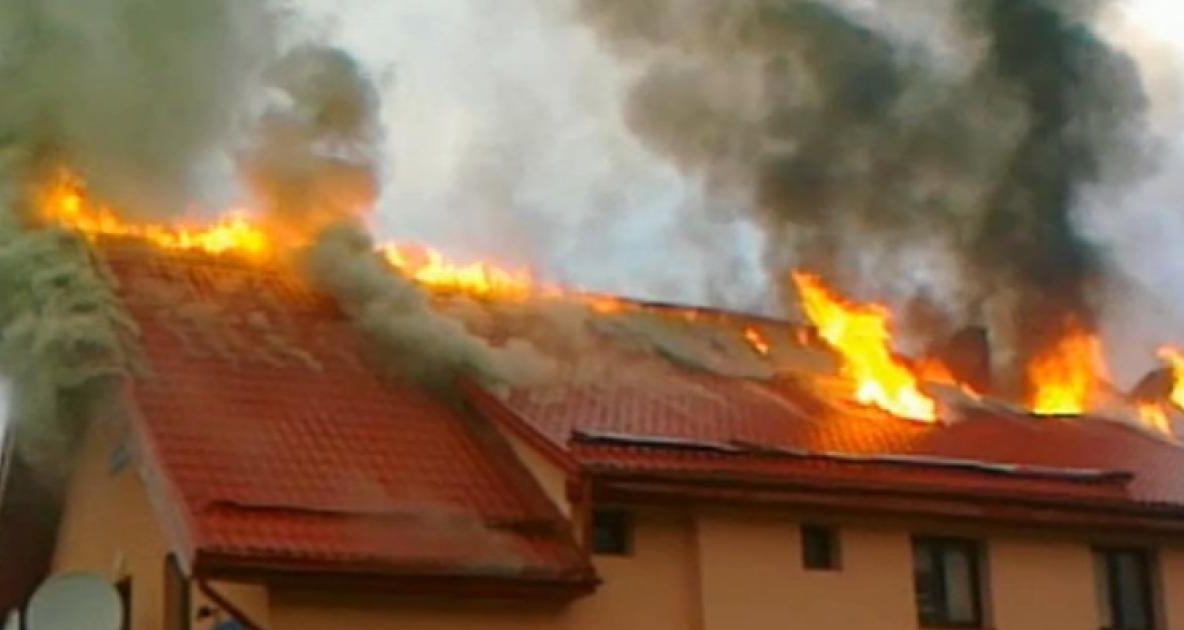 La Nuşfalău, locuinţă cuprinsă de flăcări