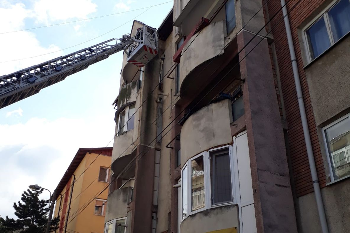 Atenţie! La Zalău cade tencuiala de pe blocuri