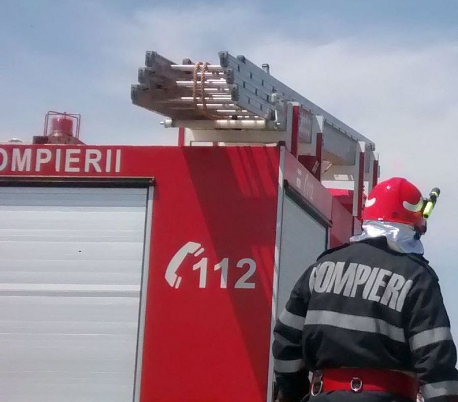 În Zalău: incendiu la o casă pe strada Cerbului. Pompierii au intervenit cu două autospeciale
