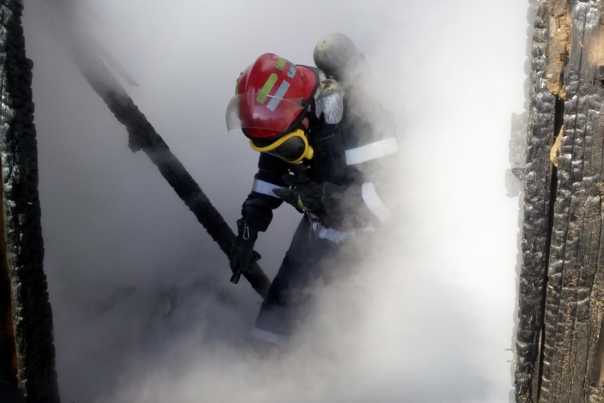 Acoperişul unei case din localitatea Mal, distrus de flăcări