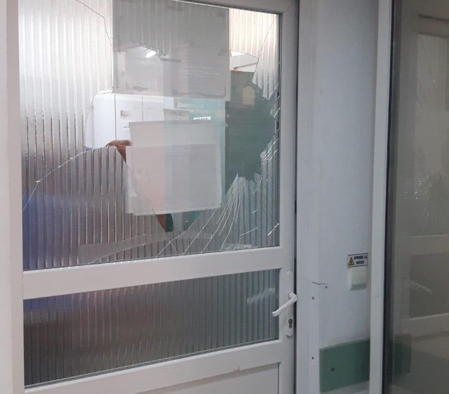 La 50 de ani: ameţit de alcool, a spart geamul unei locuinţe