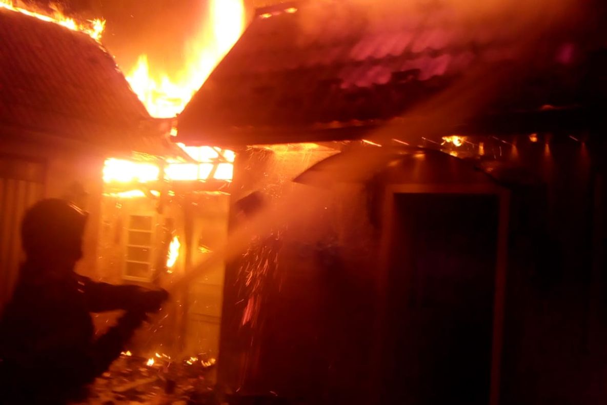 Foc la ceas de seară pe o stradă din Jibou. O casă, cuprinsă de flăcări