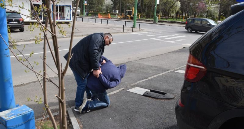Se întâmplă în Zalău! Vânzătoarea unui magazin, tâlhărită și pălmuită de două tinere