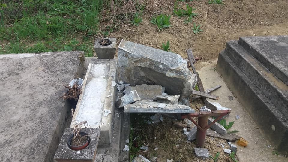 Cimitirul Reformat din Zalău a fost vandalizat. Zeci de morminte, profanate