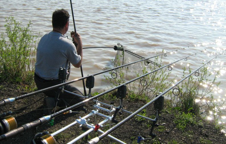 Sancționați de jandarmi pentru: ”pescuirea cu cinci undiţe” şi neprezentarea permisului de pescuit