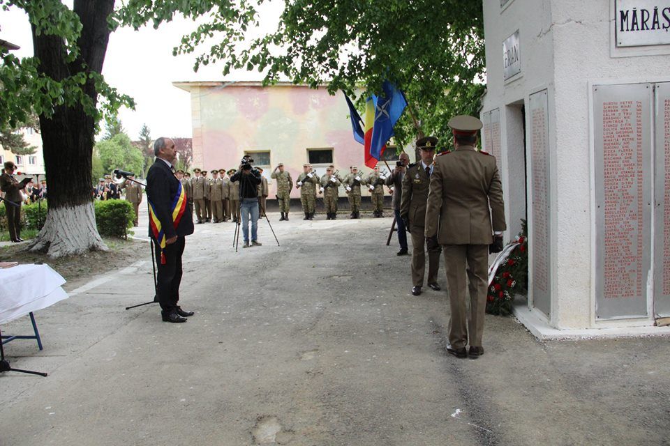 Ziua Veteranilor de Război: alocuţiuni şi depuneri de coroane în cinstea eroilor căzuţi pe câmpul de luptă